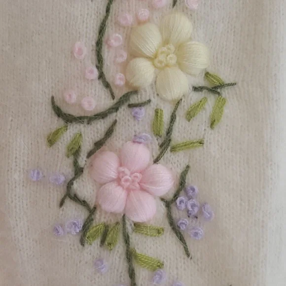 Vintage embroidered cardigan from France - Picture 4 of 9